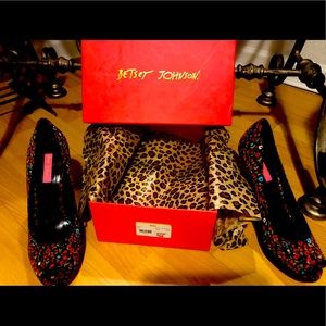 Betsey Johnson Heels flowered New in Box